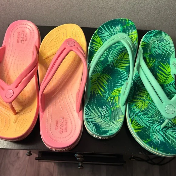 CROCS Tropical and Coral Flip Flops - Picture 1 of 2